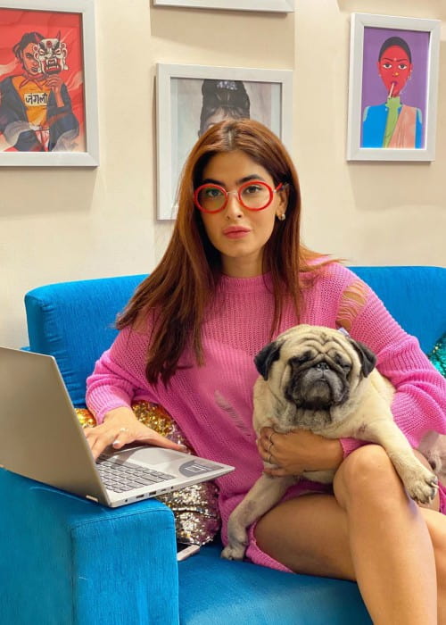 Karishma Sharma med sin hund set i marts 2020