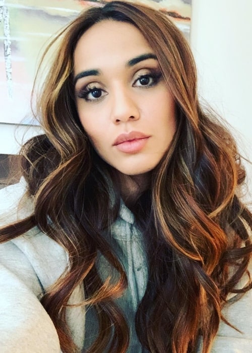 Summer Bishil sett på en selfie som viser sitt vakre hår i oktober 2019