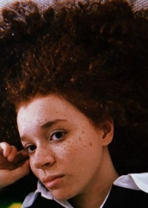 Η Έριν Κέλιμαν τον Απρίλιο του 2018 προσπαθώντας να αγνοήσει το γεγονός ότι πρέπει να χτενιστεί μετά από το πλύσιμο των μαλλιών της
