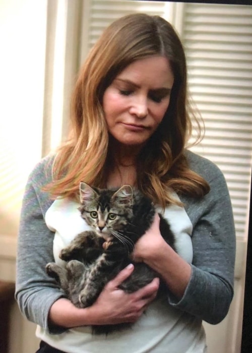 Jennifer Jason Leigh med en kat