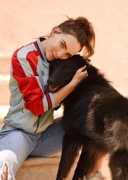 Belinda Peregrín som sett på et bilde tatt med hunden sin i mai 2019