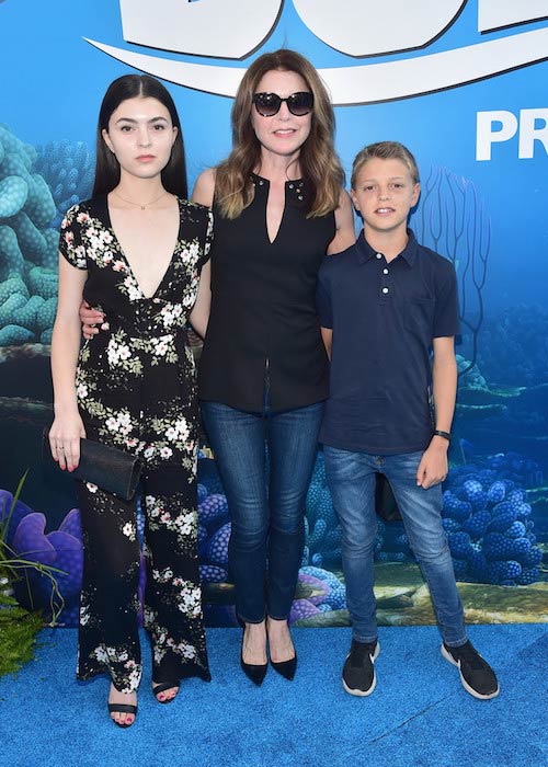 Jane Leeves med sin søn og datter ved premieren på "Finding Dory" i juni 2016