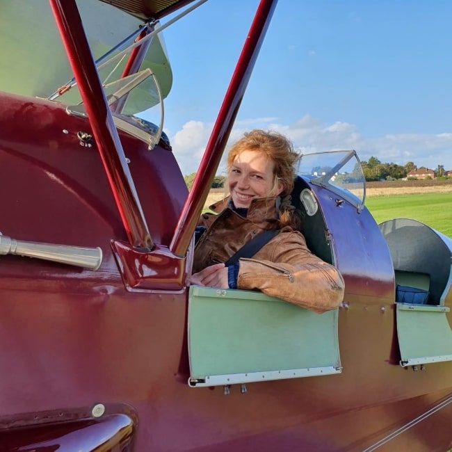 Honeysuckle Weeks, kuten näkyy kuvassa, joka on otettu de Havilland Tiger Mothissa elokuussa 2019