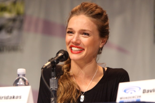 Tracy Spiridakos, kot je bilo prikazano med WonderCon 2013 v kongresnem centru Anaheim