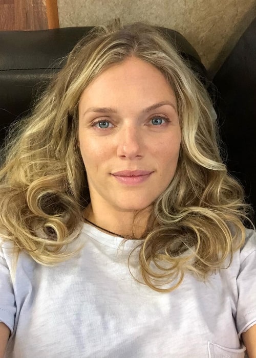 Tracy Spiridakos v selfiju julija 2018