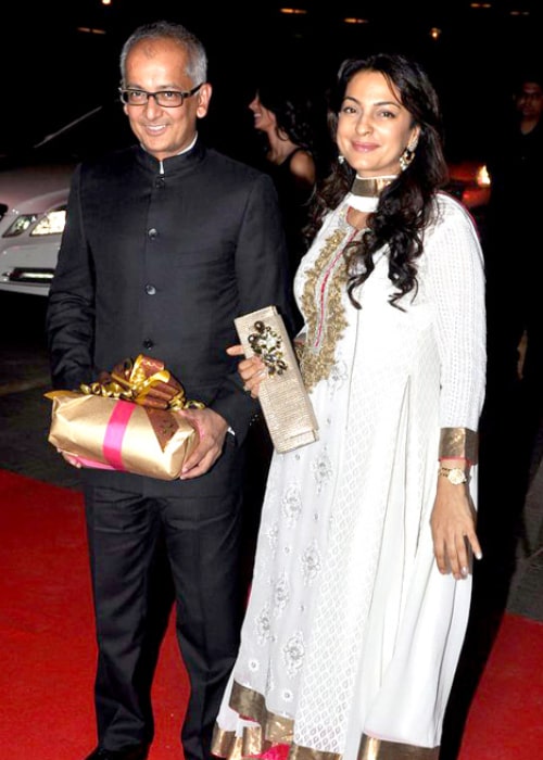 Juhi Chawla som sett på et bilde med ektemannen Jay Mehta på Karan Johars 40-årsdag, holdt i Taj Lands End, Mumbai i mai 2012