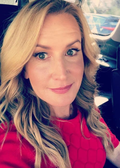 Η Angela Kinsey σε μια selfie στο Instagram όπως φαίνεται τον Οκτώβριο του 2018