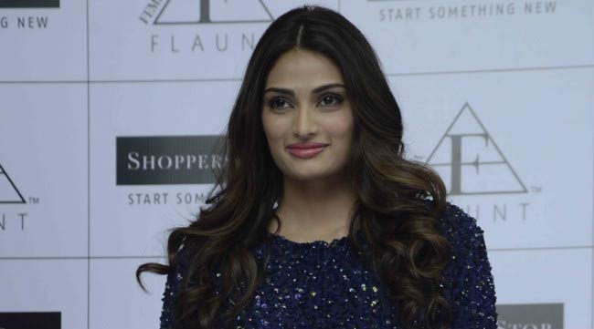 Athiya Shetty Shoppers Stopin Femina Flauntin lanseerauksessa marraskuussa 2016