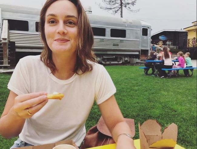 Ο Leighton Meester φαίνεται χαριτωμένος με τηγανητές πατάτες τον Οκτώβριο του 2019
