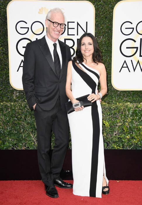 Julia Louis-Dreyfus og Brad Hall ved Golden Globe Awards 2017