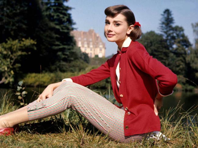 Audrey Hepburn poseeraa mallinnuskuvaa varten