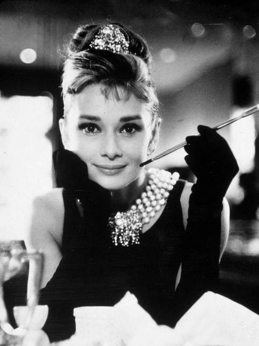 Audrey Hepburn v fotografiji iz njenega ikoničnega filma Zajtrk pri Tiffanyju