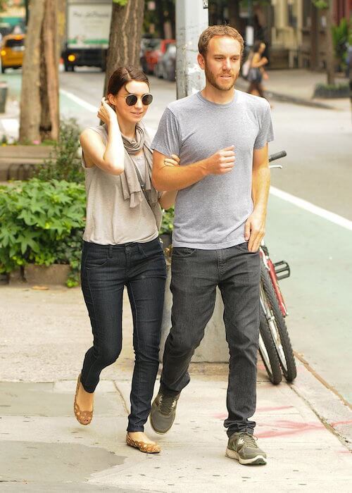 Rooney Mara ja poikaystävä Charlie McDowell kävelevät iltapäivällä Manhattanilla vuonna 2013