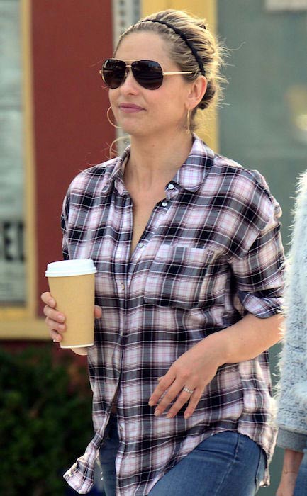 Η Sarah Michelle Gellar πίνοντας καφέ στη Σάντα Μόνικα τον Δεκέμβριο του 2015