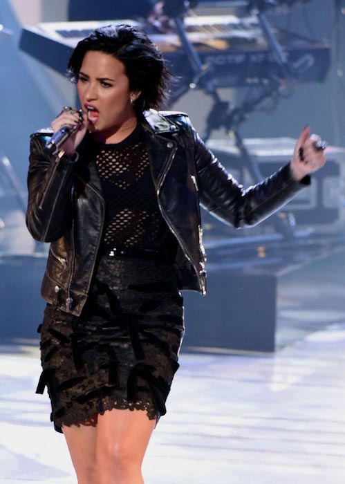 Η Demi Lovato κατά τη διάρκεια του American Idol τον Μάρτιο του 2016