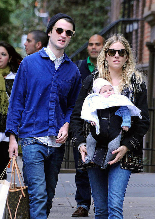 Sienna Miller og Tom Sturridge med datteren Marlowe under en gåtur i 2015