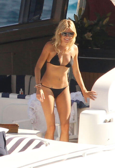 Sienna Miller viser frem kroppen sin ved å ha på seg en svart bikini på Ibiza i 2015