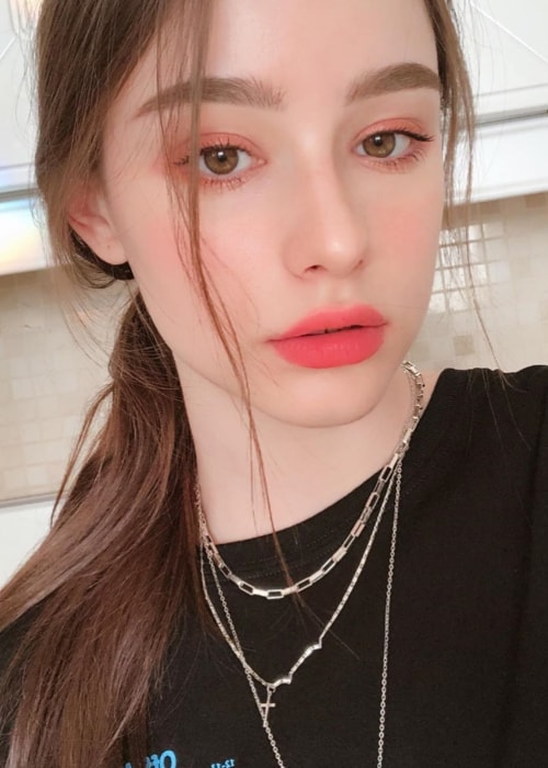 Η Dasha Taran όπως φαίνεται σε μια selfie που τραβήχτηκε στη Σεούλ της Κορέας, τον Μάιο του 2019