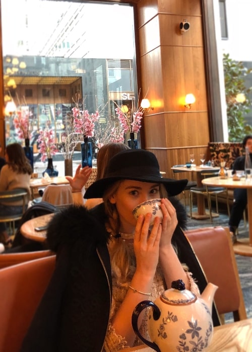 Bethany Lily April, ako je vidieť, keď si užíva svoj čaj v Aquavit London v januári 2018