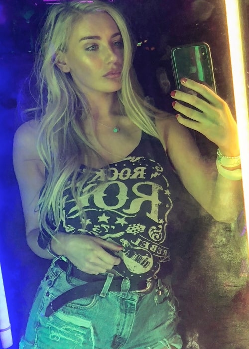 Bethany Lily April, ako je vidieť pri kliknutí na zrkadlové selfie na festivale hudby a umenia Coachella Valley 2018, ktorý sa konal v klube Empire Polo Club v Indiu v Kalifornii