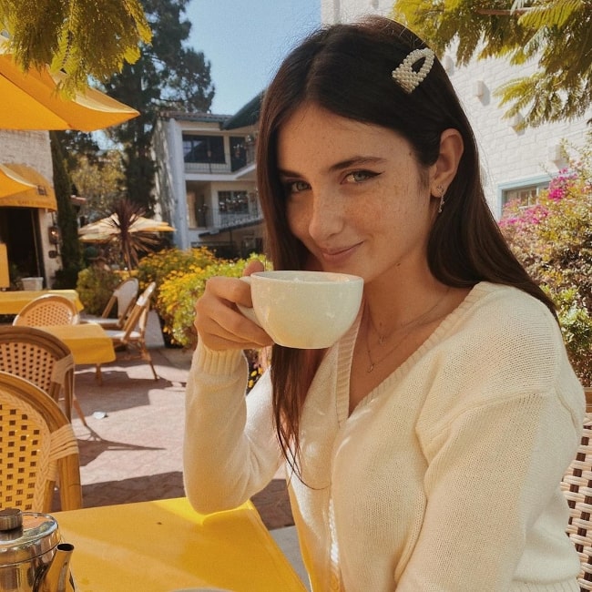 Lilly Kruk, ako ju bolo možné vidieť, keď si užíva svoj čaj v októbri 2020