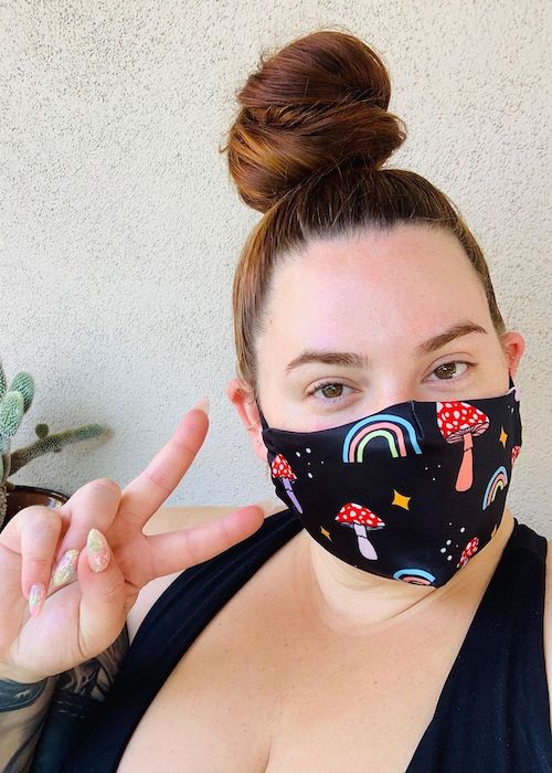 Η Tess Holliday φορώντας μάσκα προσώπου κατά τη διάρκεια της κρίσης του κορωνοϊού τον Αύγουστο του 2020
