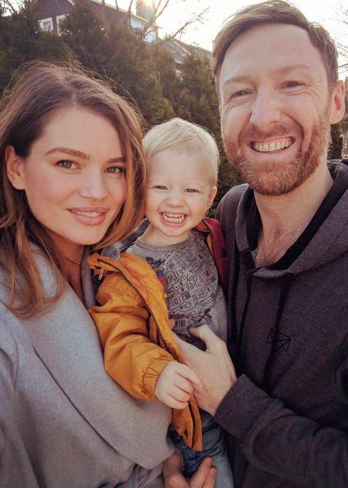 Tara Lynn og Alejandro med deres søn Finlay Skye Bell på et billede delt på hendes Instagram i marts 2017