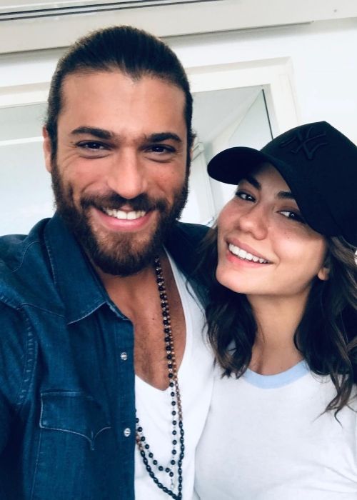 Voiko Yaman ottaa selfien tyttöystävänsä Demet Özdemirin kanssa lokakuussa 2018