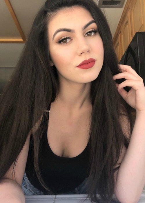 Η Mikaela Pascal σε μια selfie τον Ιούλιο του 2019