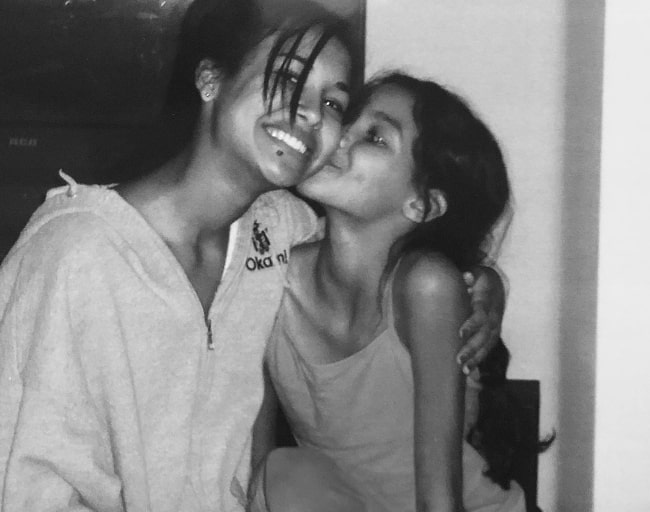 Nickayla Rivera (til høyre) med sin avdøde søster på et bilde fra barndommen