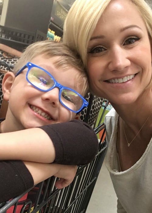 Jamie Eason i en selfie med sin søn i april 2018
