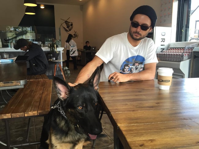 Dylan Rieder se svým domácím psem, jak je vidět v listopadu 2015