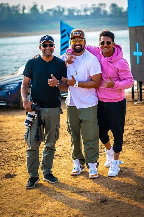 Prins Narula set sammen med Rannvijay Singha (midten) og Ashish Parmar på optagelserne til MTV Roadies 2018