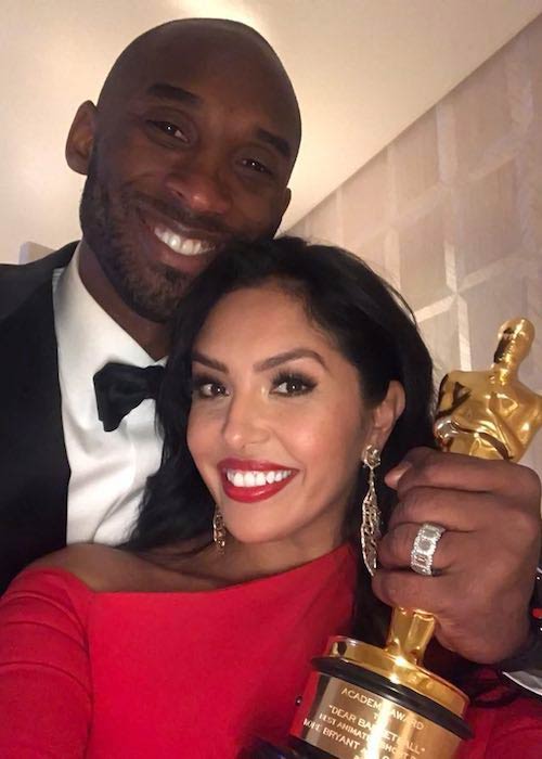Kobe Bryant med konen Vanessa Laine Bryant holder Oscar-prisen i 2018