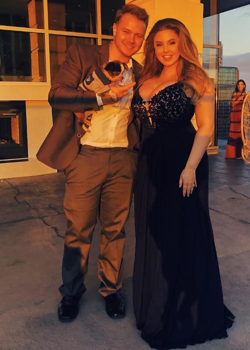 Ashley Alexiss med Travis Yohe og deres hund under FAVIANA's East Coast Oscars-begivenhed i marts 2018
