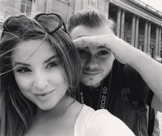 Ashley Alexiss i en selfie med Travis Yohe i juli 2018