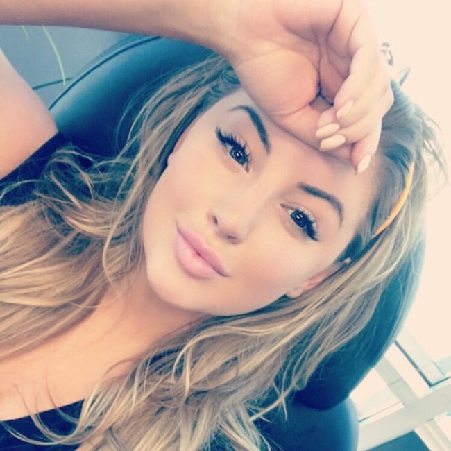 Ashley Alexiss set i en selfie i juni 2018