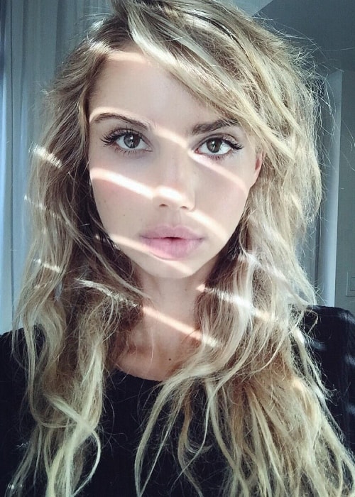 Η Sahara Ray όπως φαίνεται σε μια selfie με εκπληκτικό φωτεινό εφέ τον Νοέμβριο του 2015