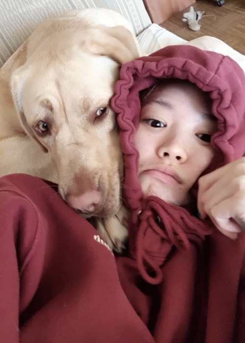 Fernanda Ly i en selfie med sin hund i september 2018