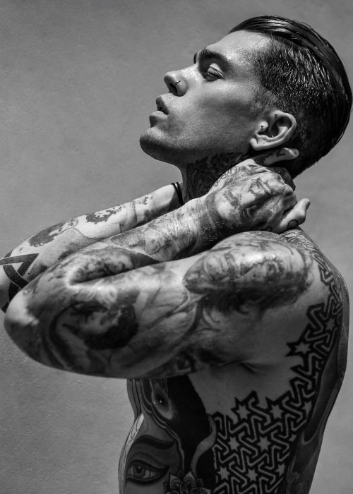 Stephen James viser sine fantastiske tatoveringer på et billede i oktober 2018
