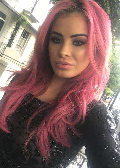 Carla Howe i pink hår i en Instagram -selfie i august 2017
