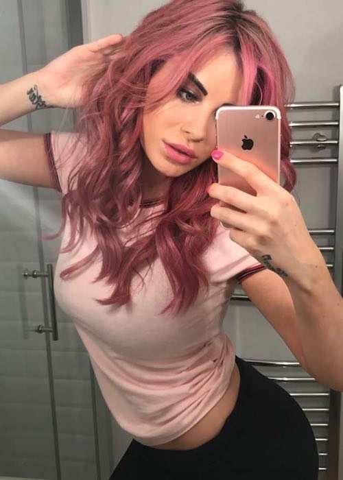 Carla Howe i pink hår i en Instagram -selfie i juli 2017