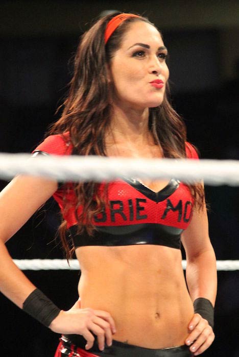 Η Brie Bella μέσα στο ρινγκ κατά τη διάρκεια ενός SmackDown Main Event τον Σεπτέμβριο του 2014