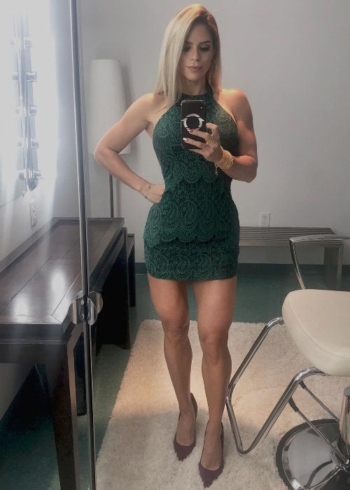 Η Michelle Lewin δείχνει τη φιγούρα της από γυαλί ώρας σε selfie καθρέφτη τον Ιούλιο του 2018