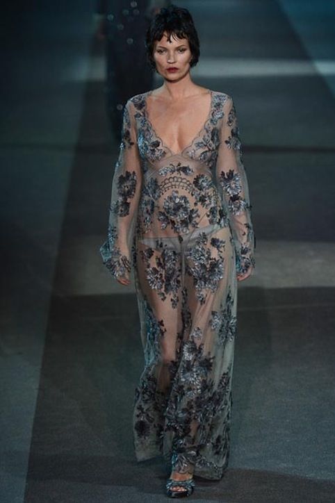 Η Kate Moss περπατά στη ράμπα για το Louis Vuitton το φθινόπωρο του 2013