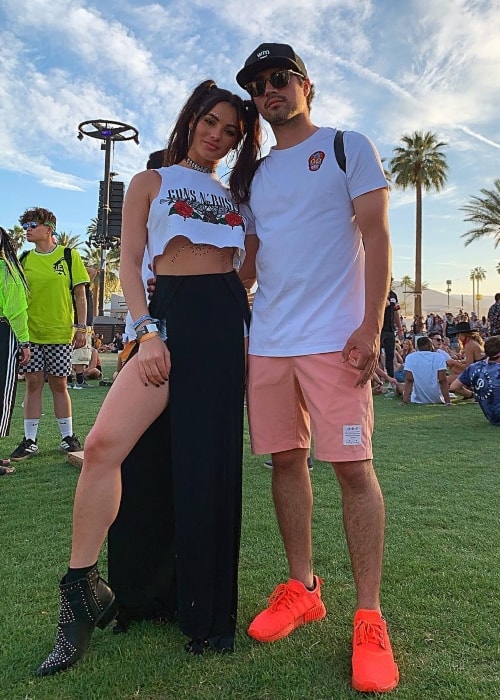 Kayla Fitz nähdään poseeraamassa Alan Ampudian kanssa Coachellassa, Kaliforniassa huhtikuussa 2019