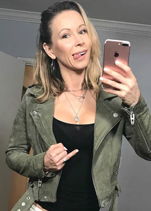 Zuzka Light viser sin forlovelsesring i en selfie i januar 2018