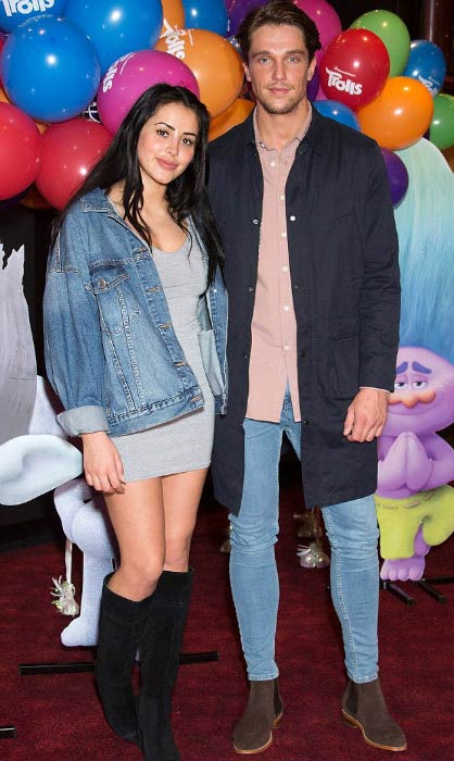 Lewis Bloor a Marnie Simpson na premiére filmu Trollovia v októbri 2016