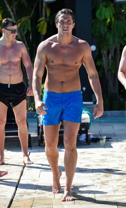 Lewis Bloor skjorteløs ved bassenget i Marbella
