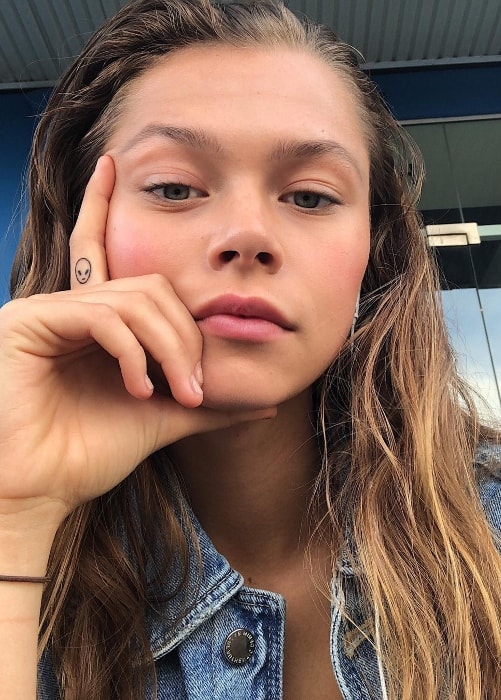 Alannah Walton na selfie v Sydney v Austrálii v červnu 2018